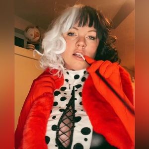 Excellent villain costume,  Shaw, dress, belt, wig, fake cigarette , gloves !